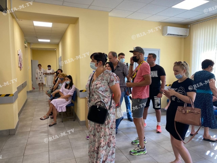 В Мелитополе в центре вакцинации от коронавируса ажиотаж - народ ринулся за прививкой (фото, видео)